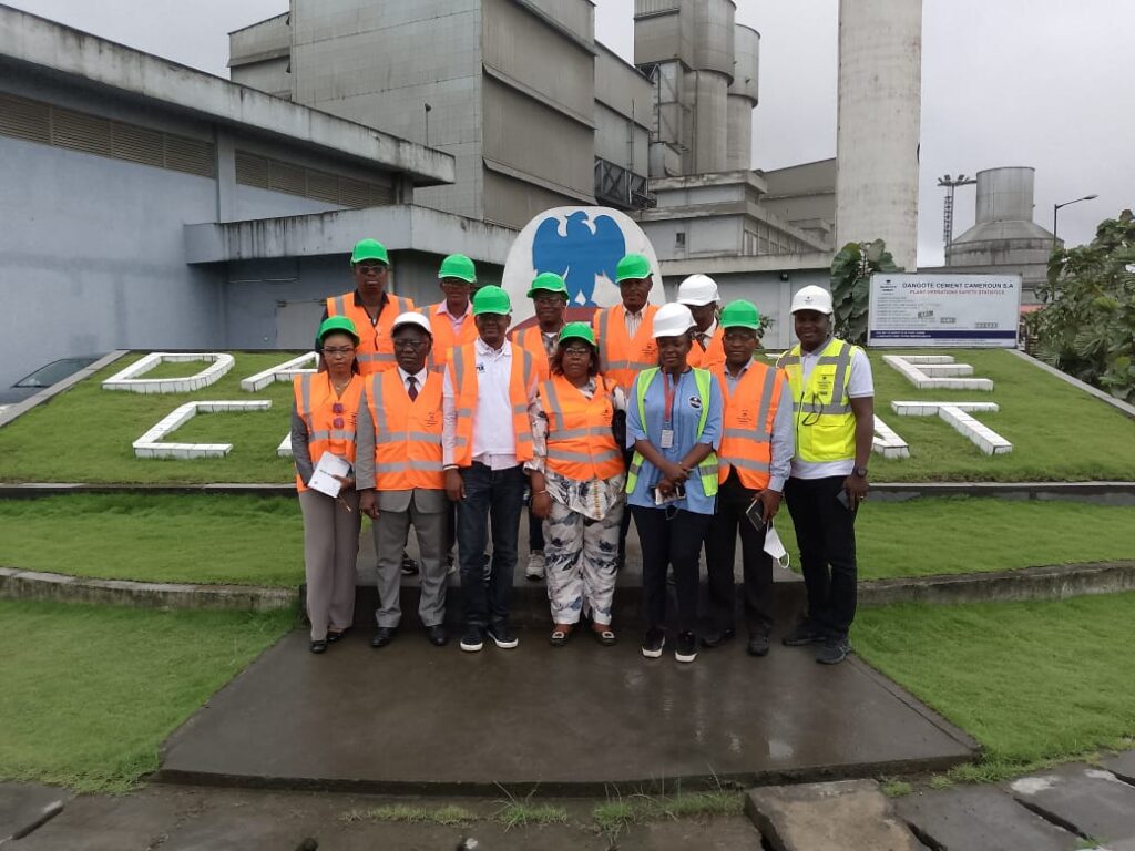 Photo de famille de la visite de la Team Impex Trading Sarl à Dangonté Group Cameroon, Douala-cameroun