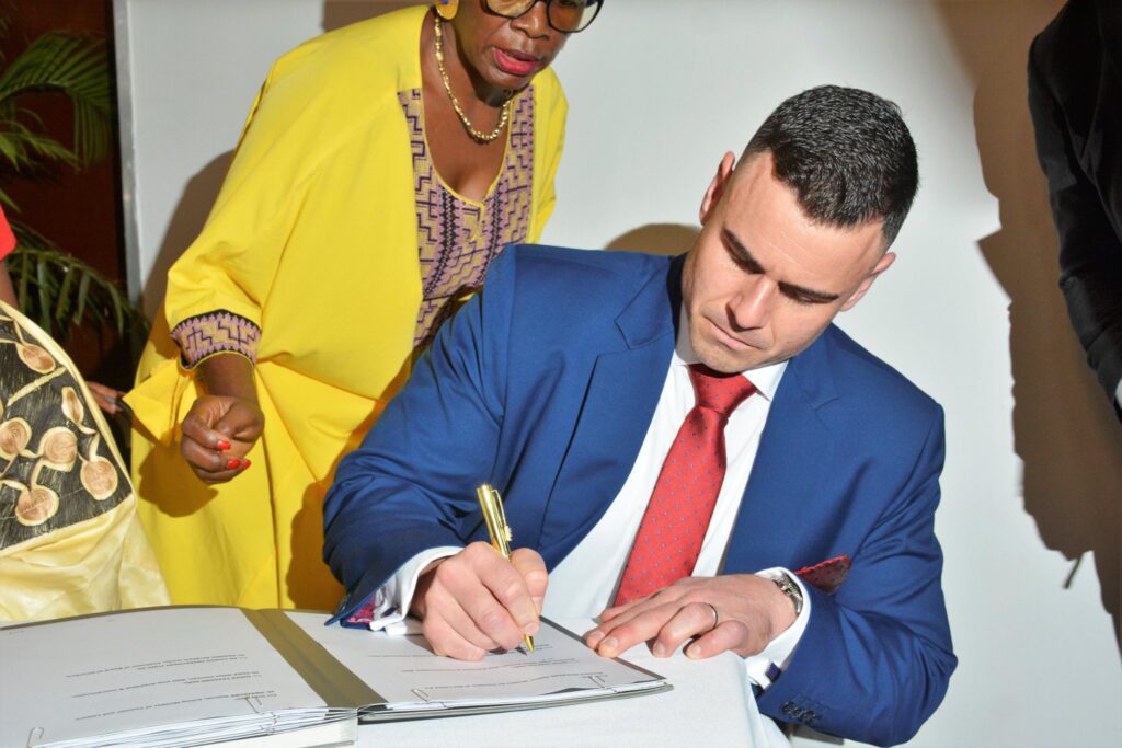 Cérémonie Officielle de Signature Tripartite Etat Du Cameroun - Impex Trading Sarl - Investisseurs