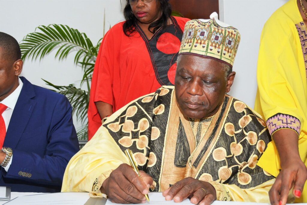 Cérémonie Officielle de Signature Tripartite Etat Du Cameroun - Impex Trading Sarl - Investisseurs