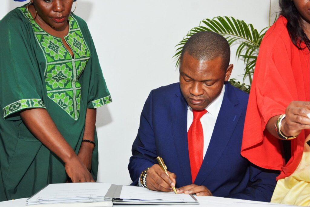 Cérémonie Officielle de Signature Tripartite Etat Du Cameroun - Impex Trading Sarl - Investisseurs